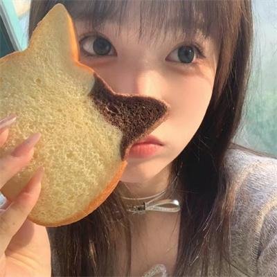 我躺帝王怀里刷视频